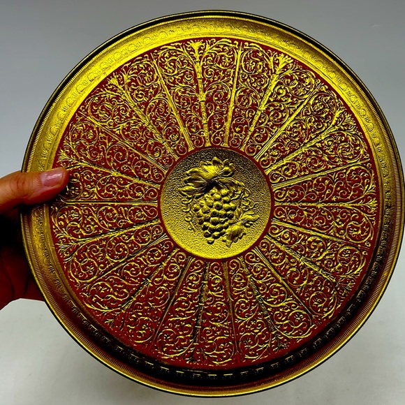 Vintage large round crimson and gold fruitcake tin by Guildcraft NY - Picture 2 of 8